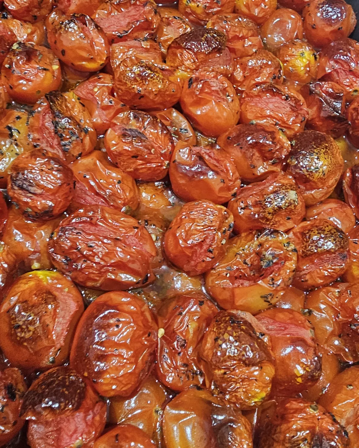 Tomates assados em uma etapa de preparo.